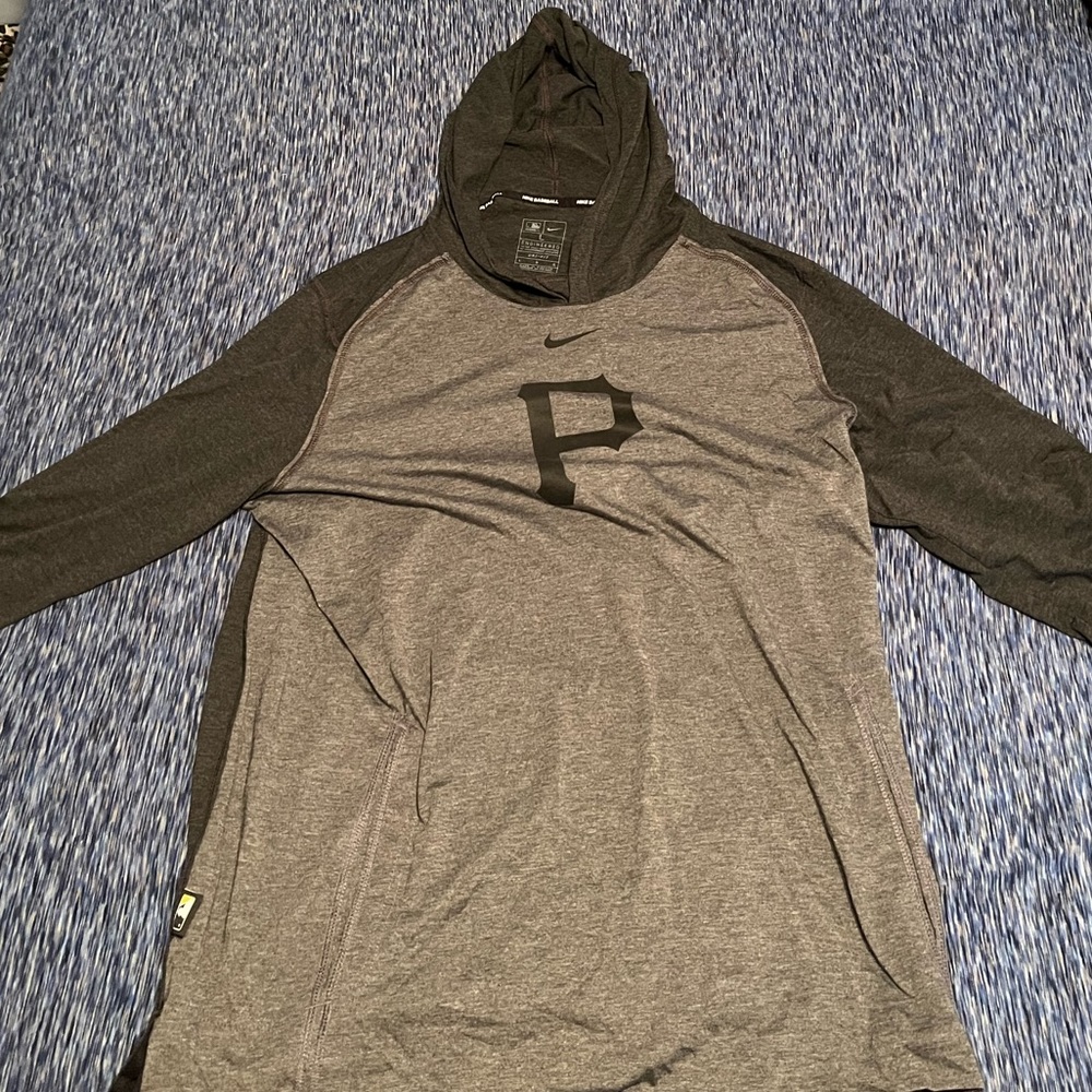 Mens L Pittsburgh Pirates long sleeve t shirt with hood. NWOT